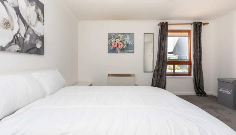 Photo 1 - Top Floor 1BD Flat With Balcony - Isle of Dogs