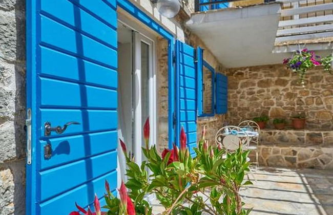 Elegant Stone House With Jacuzzi, Terrace, and Private Yard in Solta - Foto 20