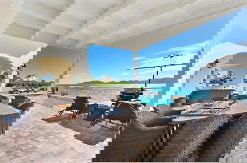 Foto 9 - Beachfront Bliss: Private Retreat With Spectacular Views