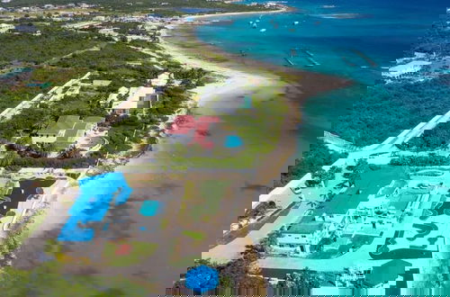 Foto 15 - Beachfront Bliss: Private Retreat With Spectacular Views