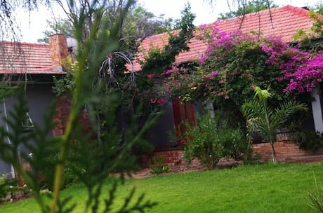 Foto 17 - Immaculate 2-bed Garden Cottage in Beaufort West