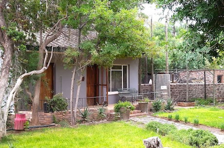 Foto 19 - Immaculate 2-bed Garden Cottage in Beaufort West