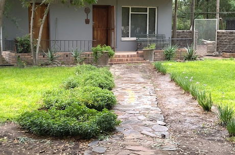 Foto 18 - Immaculate 2-bed Garden Cottage in Beaufort West