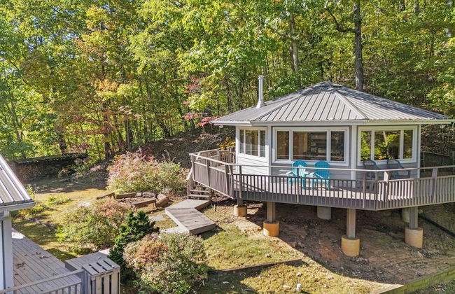 Cabin in the Sky by Avantstay Deck w/ Views - Photo 4