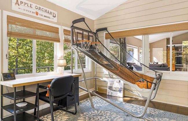 Cabin in the Sky by Avantstay Deck w/ Views - Photo 20