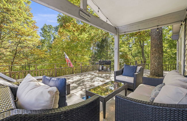 Cabin in the Sky by Avantstay Deck w/ Views - Photo 5