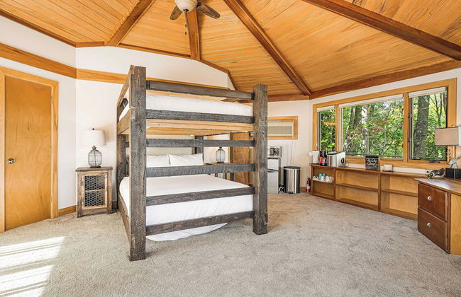 Cabin in the Sky by Avantstay Deck w/ Views - Photo 34