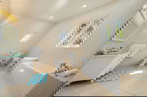 Foto 17 - Modern, Stunning & Bright Central Beach Villa