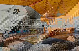 Foto 3 - Luxurious Mountain Retreat w Hot Tub Fireplace