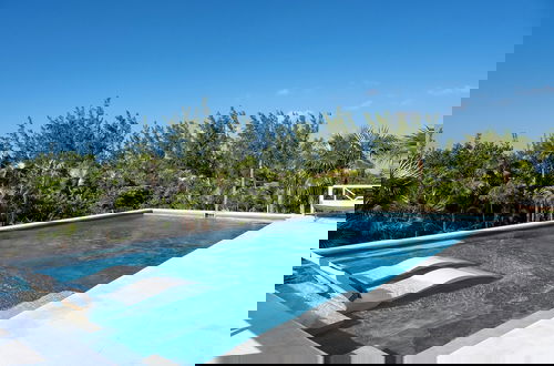 Foto 14 - Luxury Villa: Private Beachfront Escape