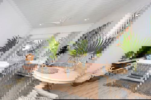 Foto 5 - Pink Sand Paradise: Luxury Home On The Beach