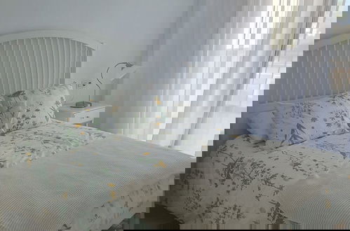 Foto 2 - Captivating 2-bed Apartment First Line Beach