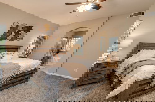 Foto 2 - Massive 5 Bdrm Getaway W/pool, Hot Tub, Game Room!