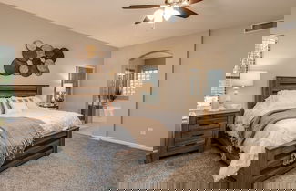 Foto 2 - Massive 5 Bdrm Getaway W/pool, Hot Tub, Game Room!