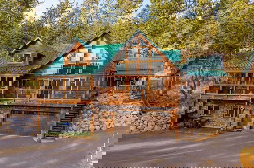Photo 3 - Denton by Avantstay Hot Tub, Deck w/ Fire Pit Near Skiing & Lake!