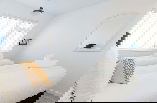 Foto 9 - Beautifully Refurbished 4-bed Beachside Retreat