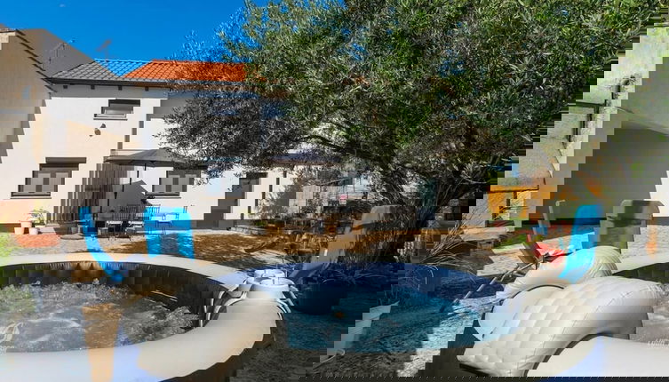 Foto 1 - Adorable Home With Private Garden and Bubble Bath
