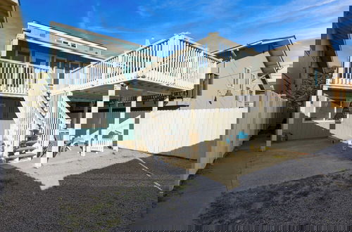 Foto 29 - Steps to Beach w/ Patio+deck Foosball Happy Bottom Beach House by Avantstay