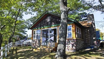 Foto 1 - Main - Starry Nights 2 Bedroom Cabin by RedAwning