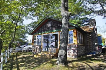 Foto 1 - Main - Starry Nights 2 Bedroom Cabin by RedAwning