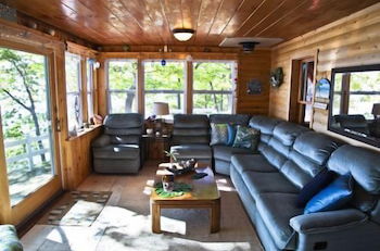 Foto 6 - Main - Starry Nights 2 Bedroom Cabin by RedAwning