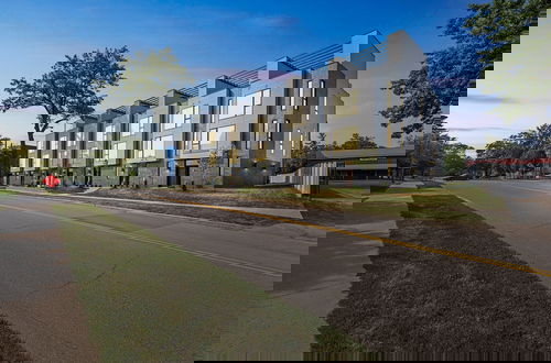 Foto 26 - New Modern Townhome With Rooftop Patio 2 Bedroom Townhouse by RedAwning