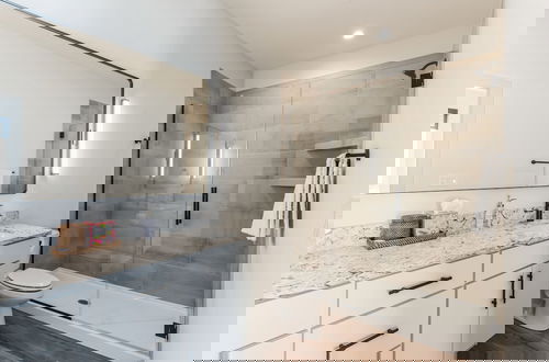 Foto 17 - New Modern Townhome With Rooftop Patio 2 Bedroom Townhouse by RedAwning