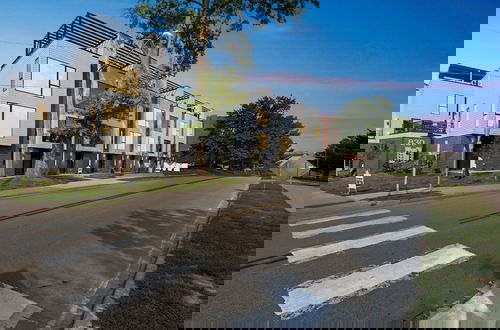 Foto 25 - New Modern Townhome With Rooftop Patio 2 Bedroom Townhouse by RedAwning
