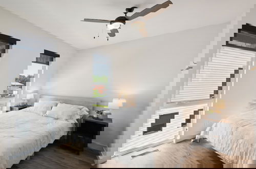 Foto 2 - New Modern Townhome With Rooftop Patio 2 Bedroom Townhouse by RedAwning