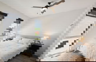 Foto 2 - New Modern Townhome With Rooftop Patio 2 Bedroom Townhouse by RedAwning