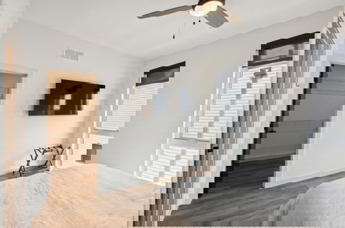 Foto 7 - New Modern Townhome With Rooftop Patio 2 Bedroom Townhouse by RedAwning