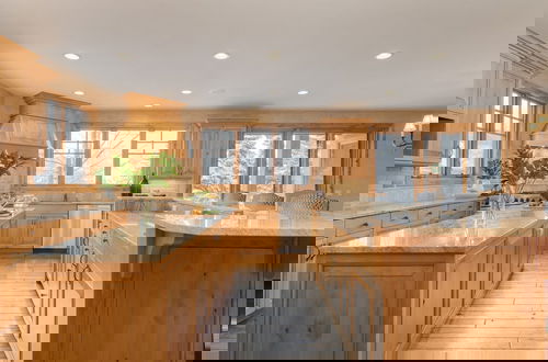 Foto 16 - Telemark Luxury Retreat by Avantstay Stunning Views w Hot Tub Theatre Room and Pool Table