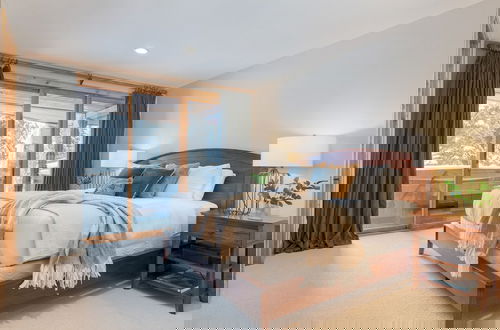 Foto 29 - Telemark Luxury Retreat by Avantstay Stunning Views w Hot Tub Theatre Room and Pool Table