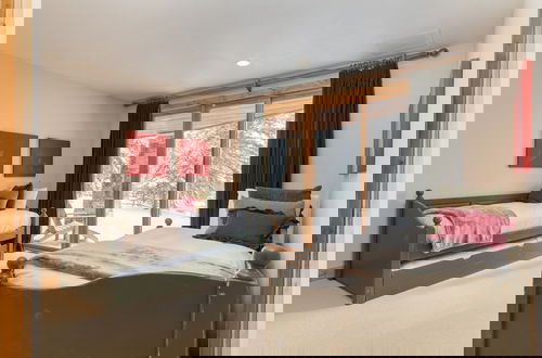 Foto 33 - Telemark Luxury Retreat by Avantstay Stunning Views w Hot Tub Theatre Room and Pool Table