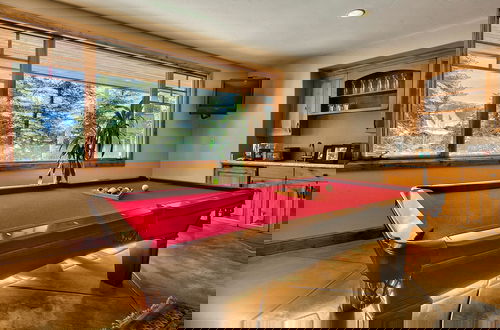 Foto 5 - Telemark Luxury Retreat by Avantstay Stunning Views w Hot Tub Theatre Room and Pool Table