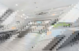 Foto 2 - Sparkling new Vanderbilt Beach Luxury Escape