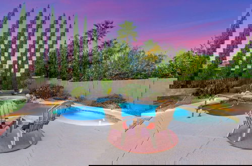 Photo 42 - The Dreaming Tree Sleeps 10 Pool Spa Firepit BBQ