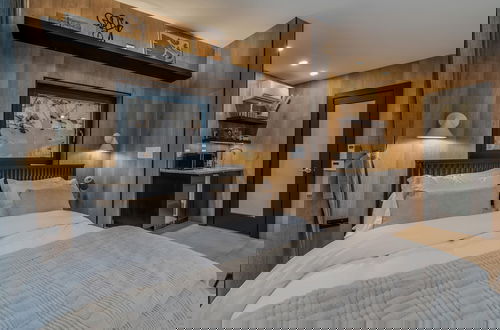 Foto 5 - Mirror Villas - Modern Retreat with private hot tubs and mountain view