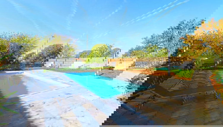 Foto 1 - Comfortable Apartment With Pool and Garden
