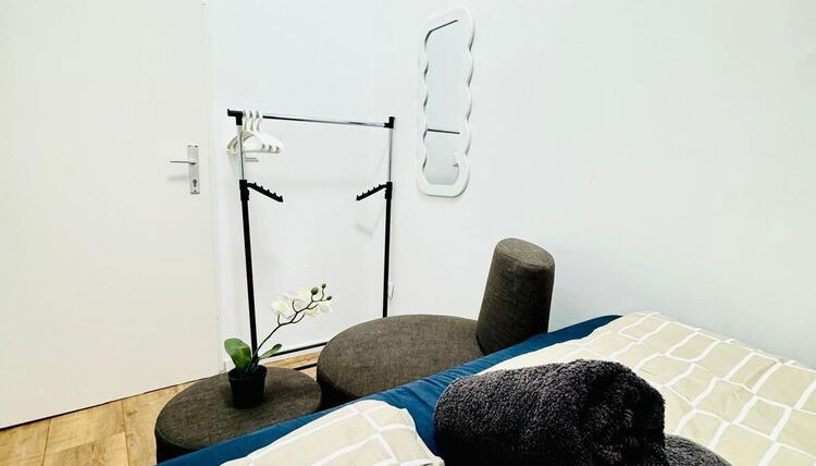 Photo 1 - 9BR Apt for 18P Walk to Augarten
