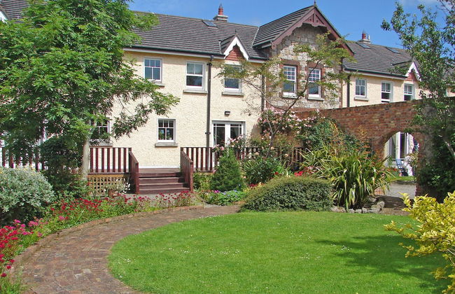 Courtyard HC No 8 - Photo 1
