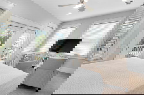 Foto 3 - Best of Both Worlds: Pool, Golf Cart, Nearby Attractions & Steps to Beach!