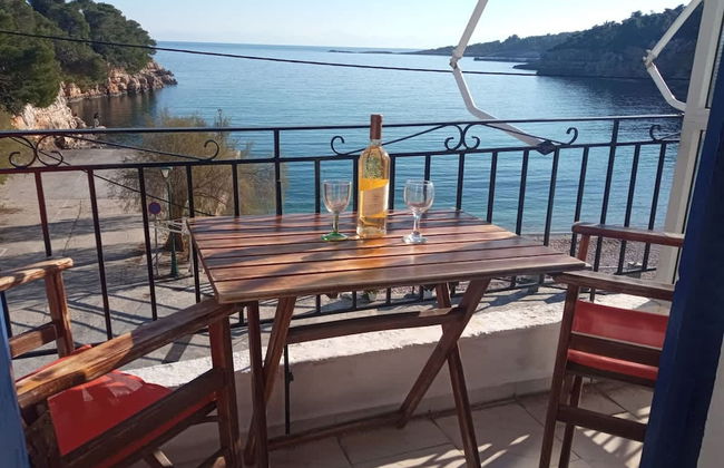 Alonnisos Beachfront Nest - Cozy Summer Getaway - Photo 1