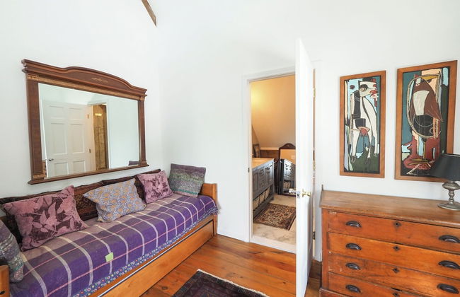 Charming 6 Bdrm Countryside Stay - Photo 17