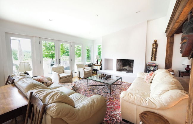Charming 6 Bdrm Countryside Stay - Photo 51