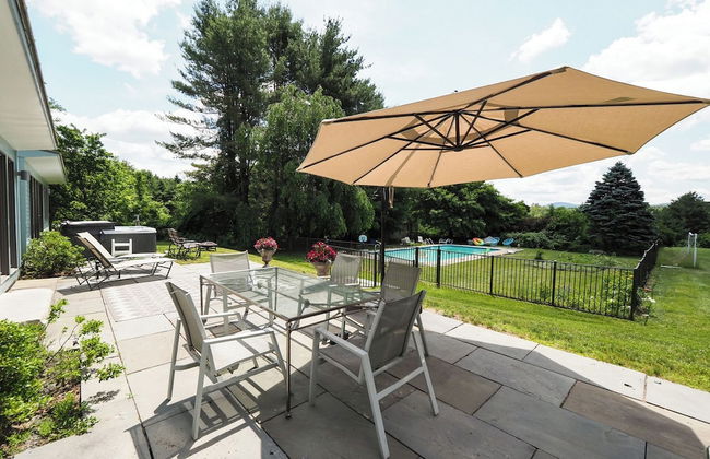 Charming 6 Bdrm Countryside Stay - Photo 54