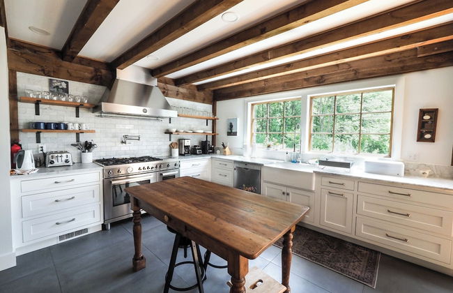 Charming 6 Bdrm Countryside Stay - Photo 27