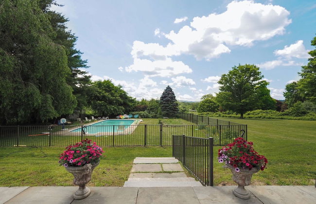 Charming 6 Bdrm Countryside Stay - Photo 58