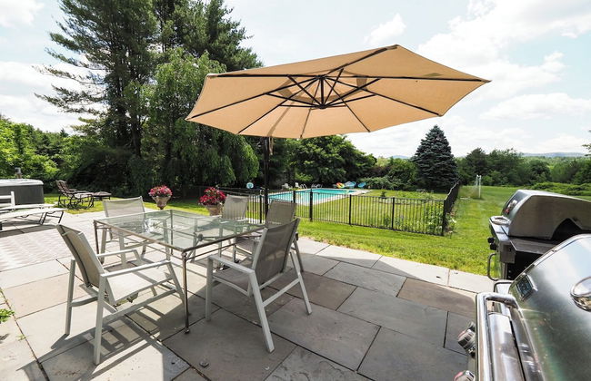 Charming 6 Bdrm Countryside Stay - Photo 61