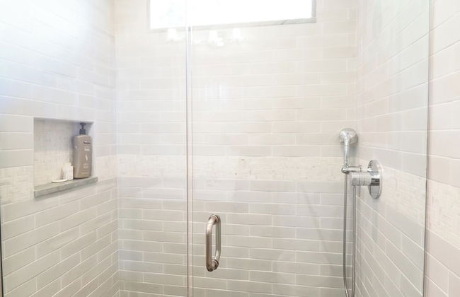 Charming 6 Bdrm Countryside Stay - Photo 53